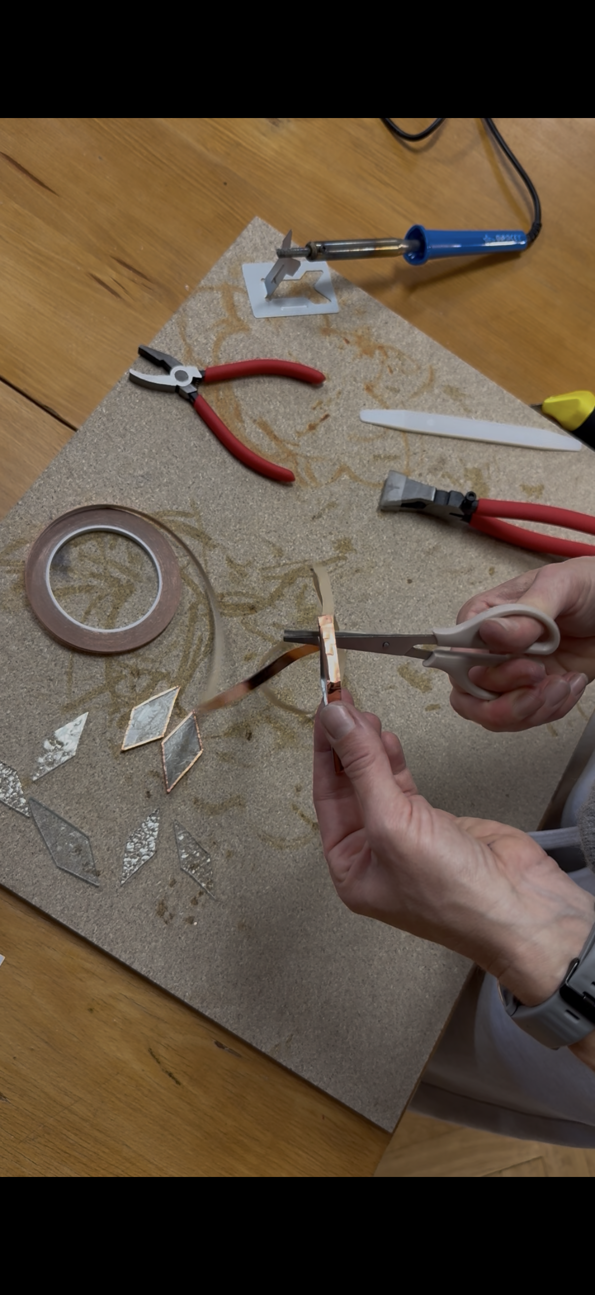 Práce s měděnou páskou a nástroji při Tiffany workshopu
